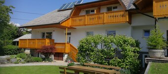Les appartements Kristan sont situés à Bled, au bord de la belle prairie fro