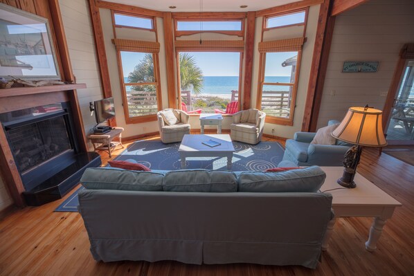 تلفزيون، مدفأة، مشغل دي في دي، كُتُب