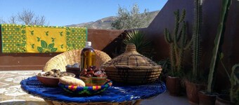 Azir nach Hause.  Das Hotel liegt am Fuße des Seksawa-Stammes.