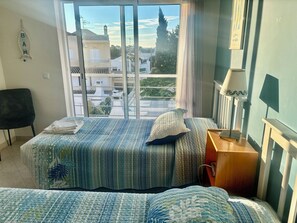 3 bedrooms, desk, iron/ironing board, free WiFi