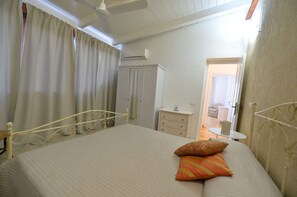 5 habitaciones, tabla de planchar con plancha y cuna de viaje 