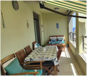 Outdoor dining - Modern apartment, 2 bedrooms, near Windsurf area, WIFI, garage, storage room (Granadilla)