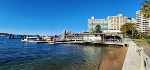 Marina - Modern Resort Style Living - 2 bed, 2 bath, parking, views. "Marina One" (RUSHCUTTERS BAY)