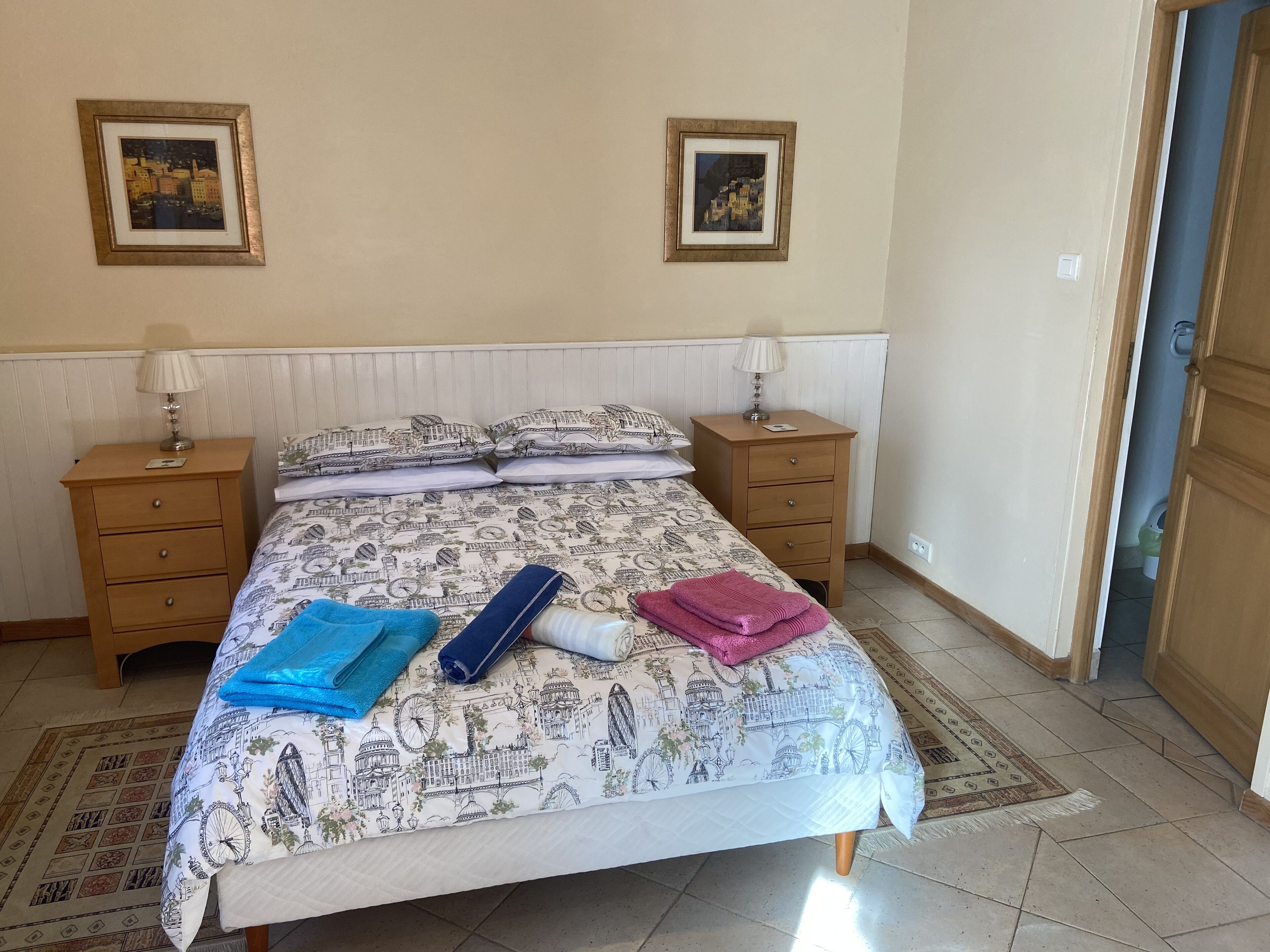 2 slaapkamers, een strijkplank/strijkijzer, reisbedje, gratis wifi