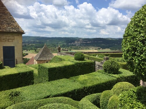 
Gite with pool & fab gardens 5 mins from quaint village with restaurants & shop