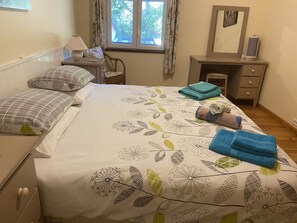 2 bedrooms, iron/ironing board, travel cot, free WiFi