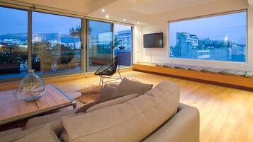 Smart TV, books, stereo, offices