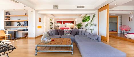 Smart-tv, böcker, en stereo och kontor