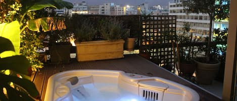 Bañera de hidromasaje al aire libre