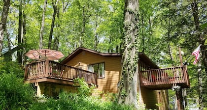 Trendy Beach Cottage en Treetops-Private Mill Lake-Hot Tub-Kayaks-Firepit