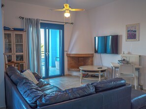 Smart TV, chimenea, tenis de mesa y libros 