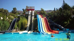 En vandpark med flere rutsjebaner og en pool.
