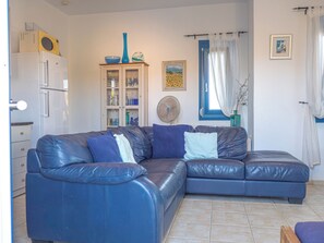 Smart TV, chimenea, tenis de mesa y libros 