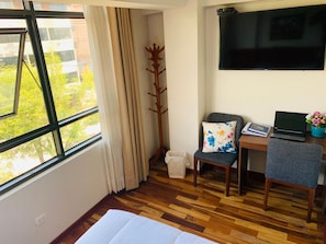 Hypo-allergenic bedding, down comforters, desk, laptop workspace - Hotel Daylu Cusco (Cusco)