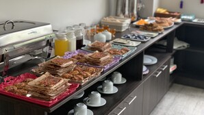 A buffet setup with various food items and beverages. - Hotel Daylu Cusco (Cusco)