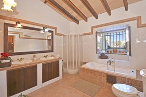 Bathtub, hair dryer, bidet, towels - Holiday home, old Can Redo, renovated (Binissalem)