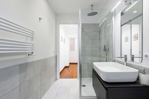Dusche, Haartrockner, Handtücher