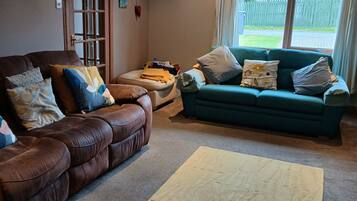 Televisie, een dvd-speler en een filmbibliotheek