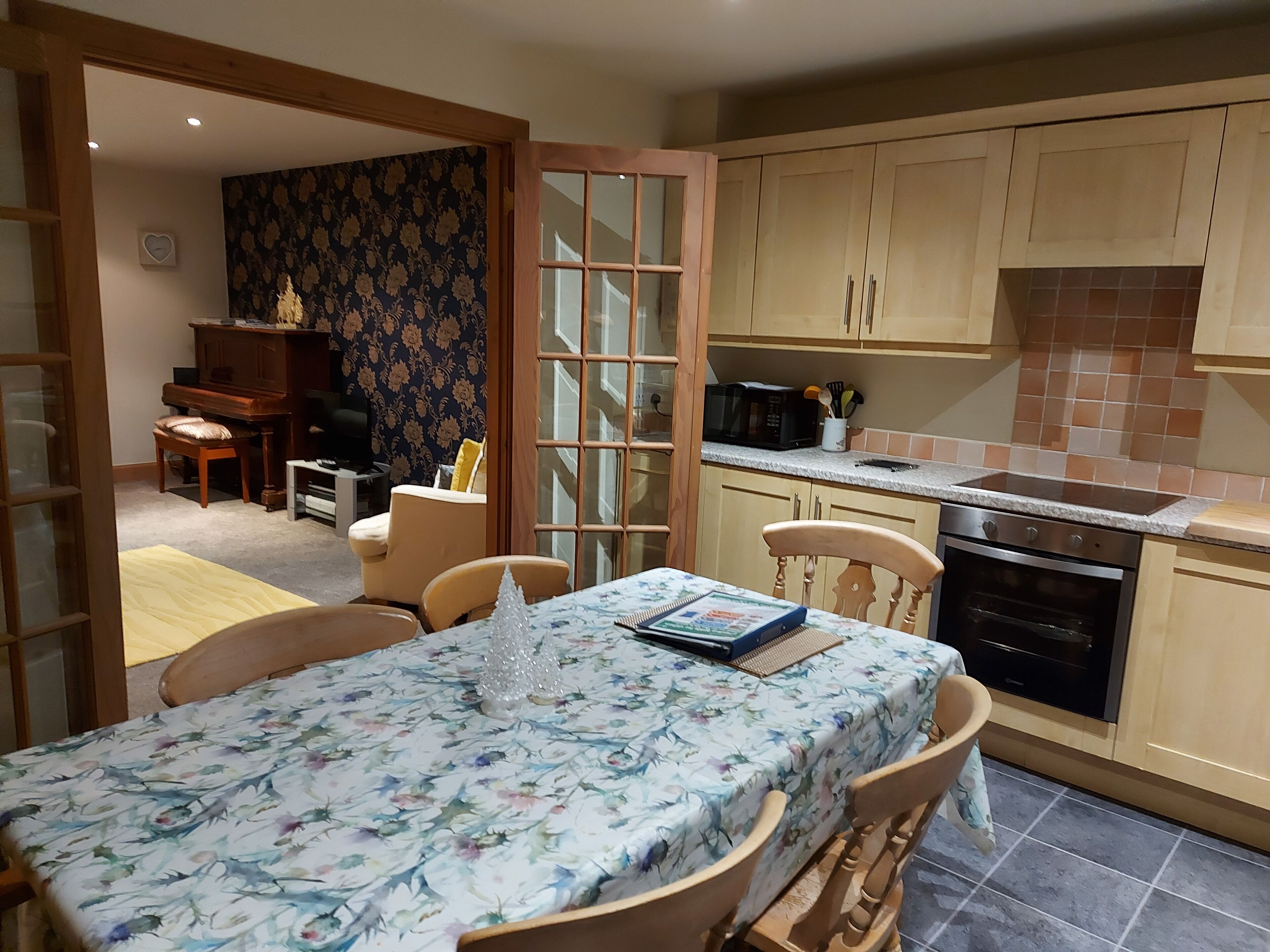 Kitchen  dining area, open plan or close the doors.  fully equipped.