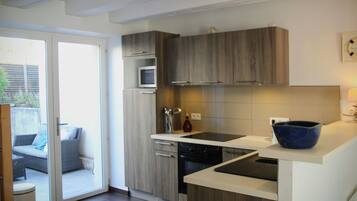 Coffee/tea maker, fridge, microwave, oven
