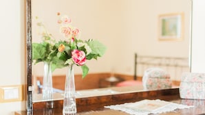 A bathroom with a wooden vanity, a mirror, and a floral arrangement in a clear vase. - "Casale Giacinta" ancient cottage between sea and mountains with swimming pool (Pianella (PE))