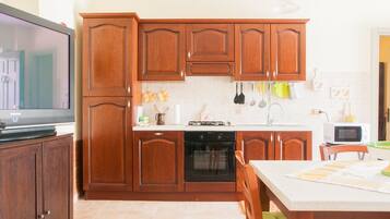 KĂŒhlschrank, Mikrowelle, Ofen, Herdplatte