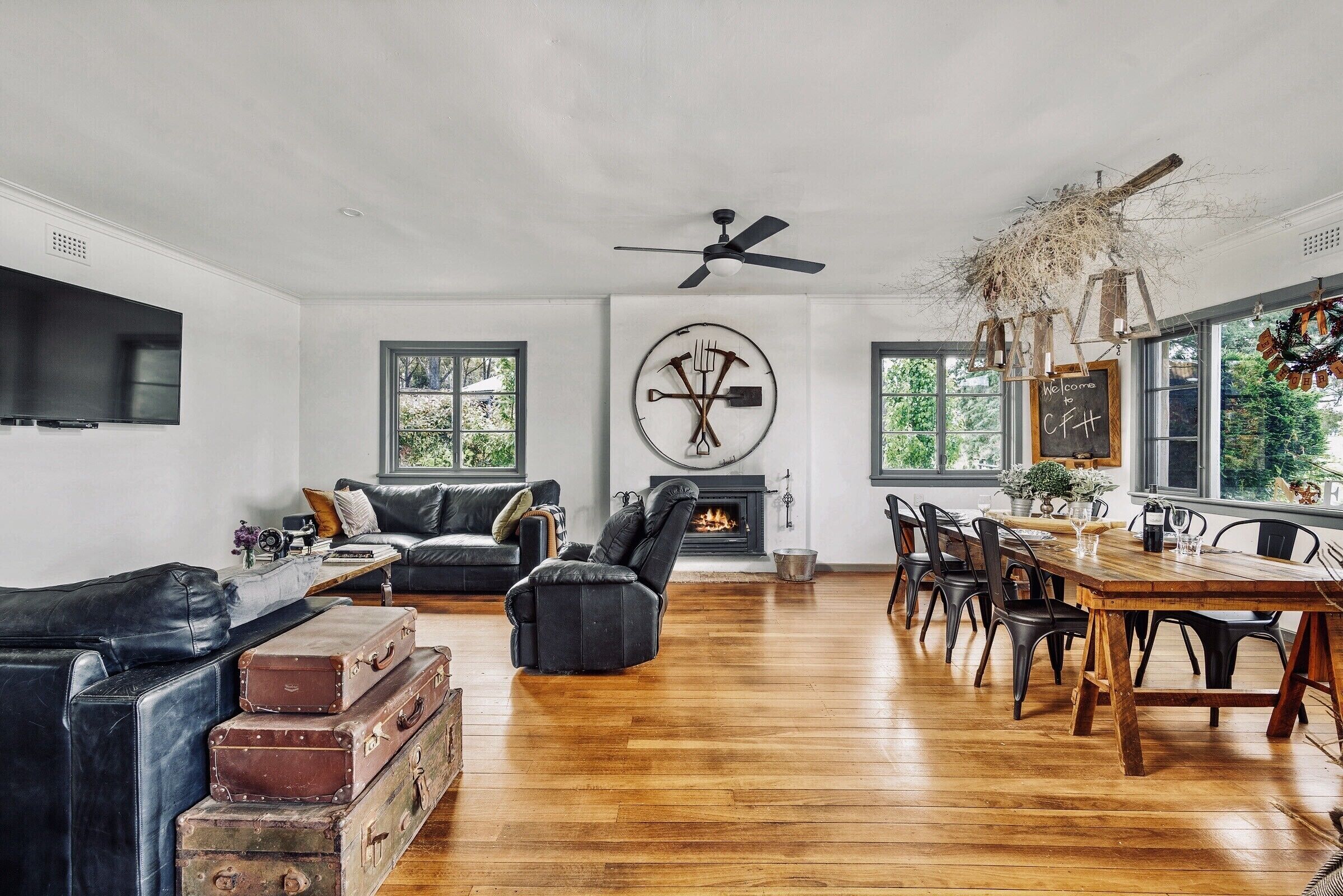 Family fun, entire farm wonderful views. 2hrs from Syd, wifi<br>