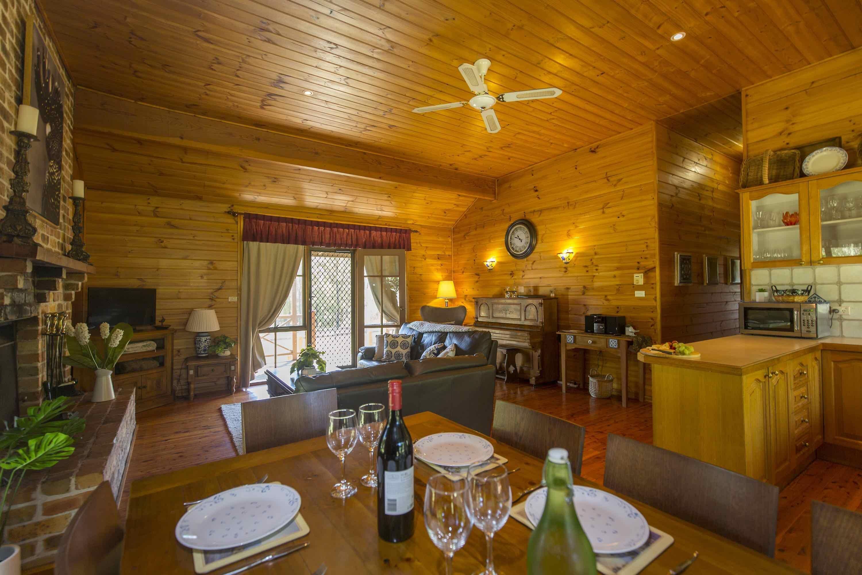 Silky Oak Cottage - Delightful 3 bedroom country cottage on Hermitage Road — image 4