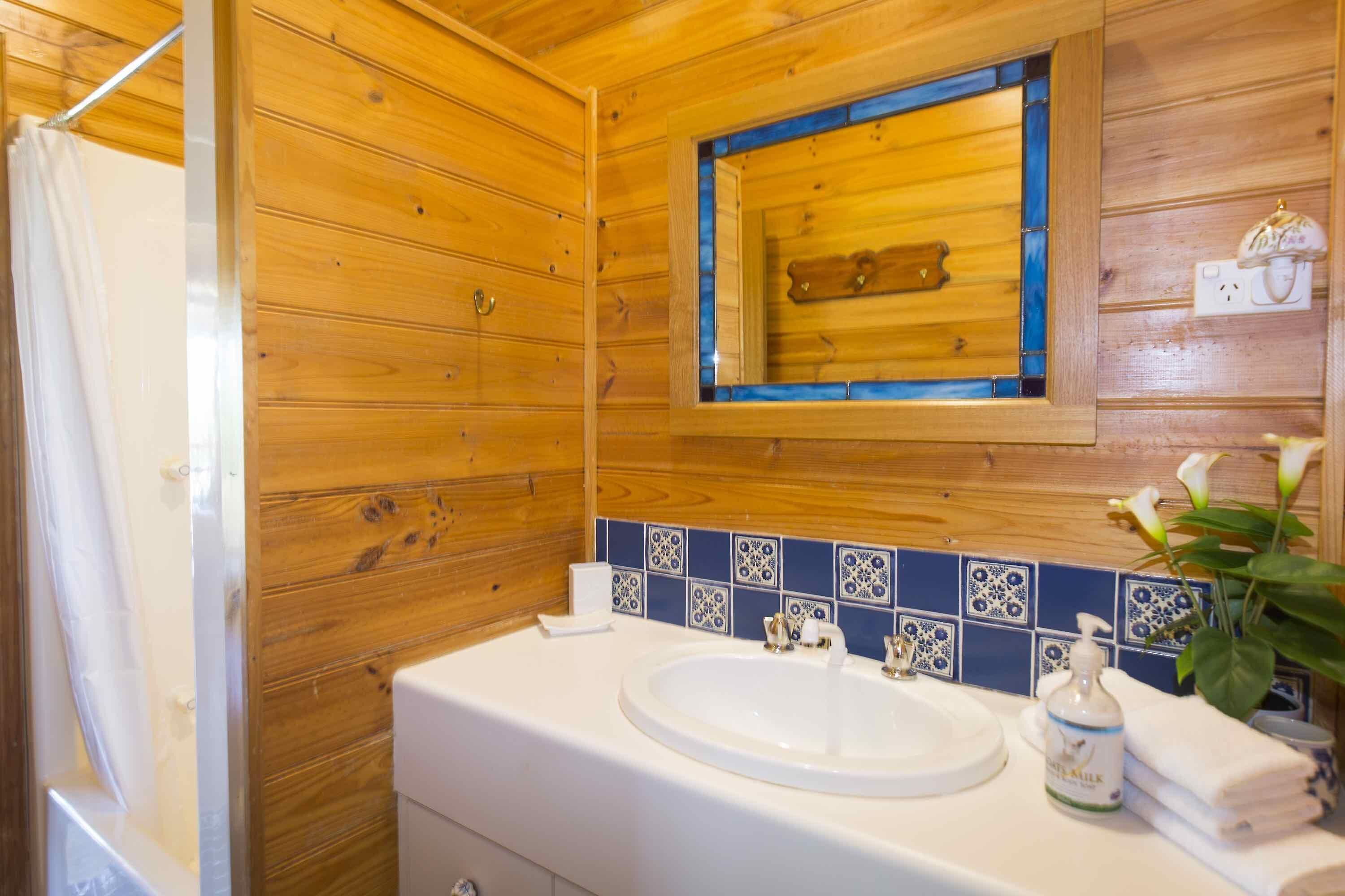 Silky Oak Cottage - Delightful 3 bedroom country cottage on Hermitage Road — image 10