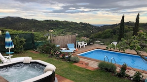 A backyard with a swimming pool, a hot tub, and outdoor furniture. - Francesca 3 Extra Suite pool and whirlpool (Camaiore)