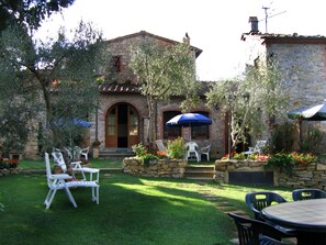 Outdoor dining - Francesca 3 Extra Suite pool and whirlpool (Camaiore)