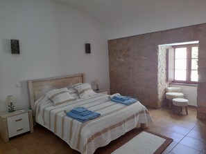 2 chambres, fer et planche à repasser, Wi-Fi, draps fournis