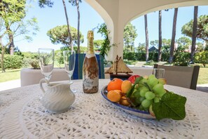 Outdoor dining - Villa Joselina | 4 Bedrooms | Golf Views | Vilamoura (Vilamoura)
