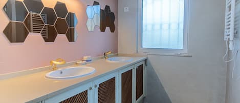 Tina, secadora de cabello, toallas