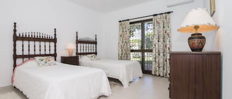 4 chambres, fer et planche à repasser, Wi-Fi gratuit, draps fournis