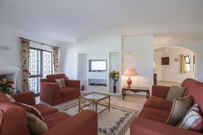 Televisión y chimenea 