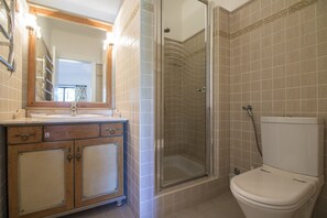 Badewanne, Haartrockner, Handtücher