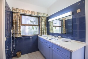 Bathtub, hair dryer, towels - Villa Joselina | 4 Bedrooms | Golf Views | Vilamoura (Vilamoura)