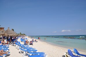 Plage, chaises longues, serviettes de plage