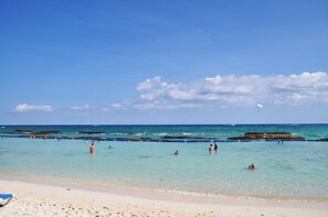 Plage, chaises longues, serviettes de plage
