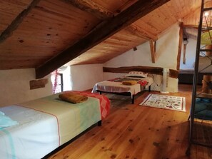 3 quartos, ferros/tábuas de passar roupa, berço de viagem