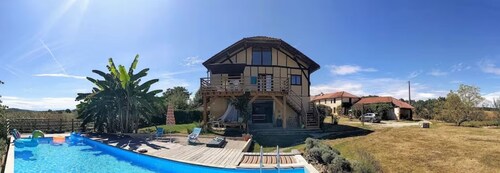 Gite for 5-8 people, swimming pool, absolute calm, panorama on the Pyrenees.