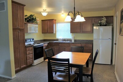 Gator Lodge: Inviting 2-bedroom, 1-bath home, sleeps 4. Perfect for couples or small families.