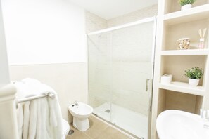 Regadera, amenidades de baño gratuitas, secadora de cabello, toallas 