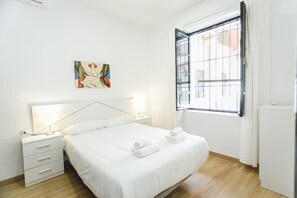 1 slaapkamer, een bureau, geluiddichte muren