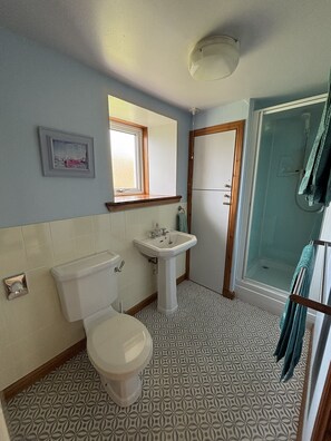 Combined shower/bathtub, towels, toilet paper - Traditional Highland Cottage With Stunning Panoramic Mountain And Sea Views (Lochinver)
