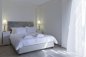 2 bedrooms, in-room safe, iron/ironing board, free WiFi - 2 bdrm villa with parking and great sea views. Located in a quiet neighbourhood (Marathopoli)