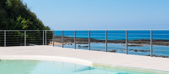 2 bdrm villa with parking and great sea views. Located in a quiet neighbourhood