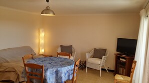 Interior - Ground floor apartment in villa, seafront, beachfront.  (Valras-Plage)