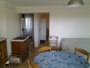 Interior - Ground floor apartment in villa, seafront, beachfront.  (Valras-Plage)